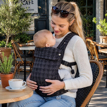 Mère au café avec porte bébé ergonomique sécuriflex