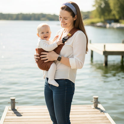 Mère au lac et porte bébé écharpe portage latéral 