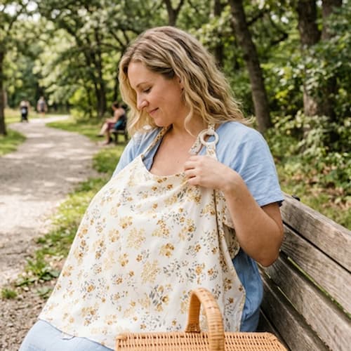 Mère avec couverture d'allaitement coton éco motif fleur