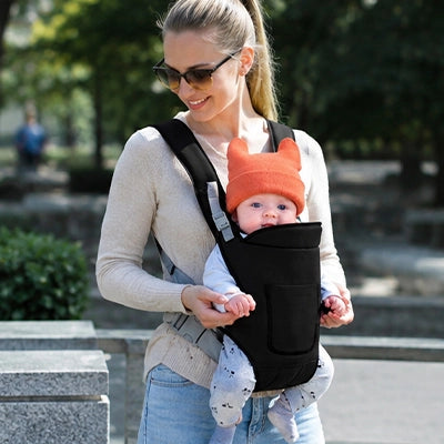 Mère avec porte bébé kangourou pragmatique noir