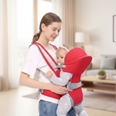 Mère dans salon avec porte bébé ergonomique chouchou