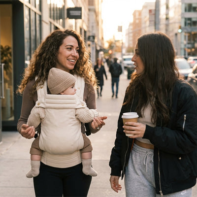Mère et enfant heureux avec kangourou porte bebe fusion