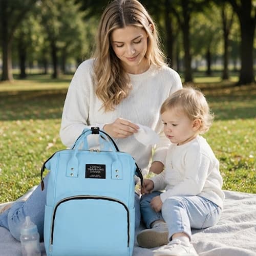 Mère et poupon avec sac a langer sac a dos adaptatif