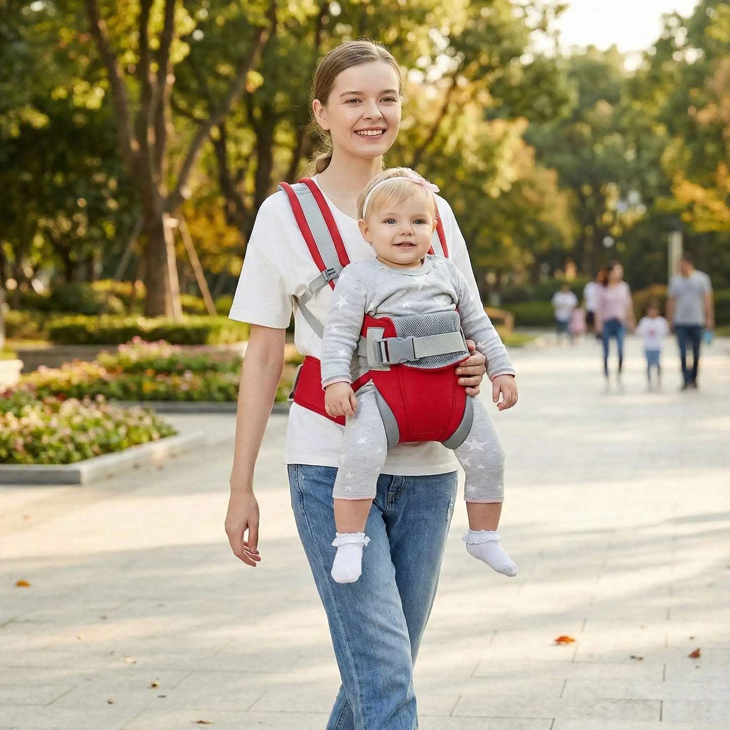 Mère marche avec enfant dans porte bébé ergonomique chouchou