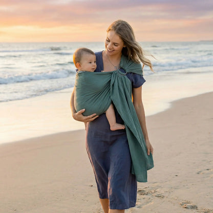 Mère marche plage avec sling echarpe de portage physioconfort