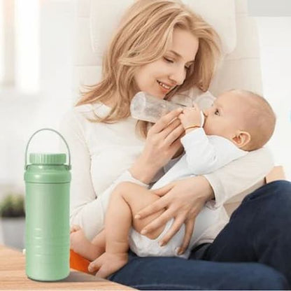 Mère nourrit poupon avec porte biberon isotherme lait maternel