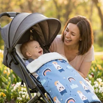 Mère rit avec bébé dans couverture poussette ours polaire