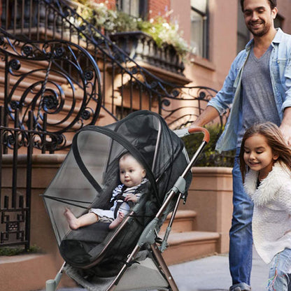 Père-marche-avec-fillette-et-bébé-dans-moustiquaire-poussette-universelle