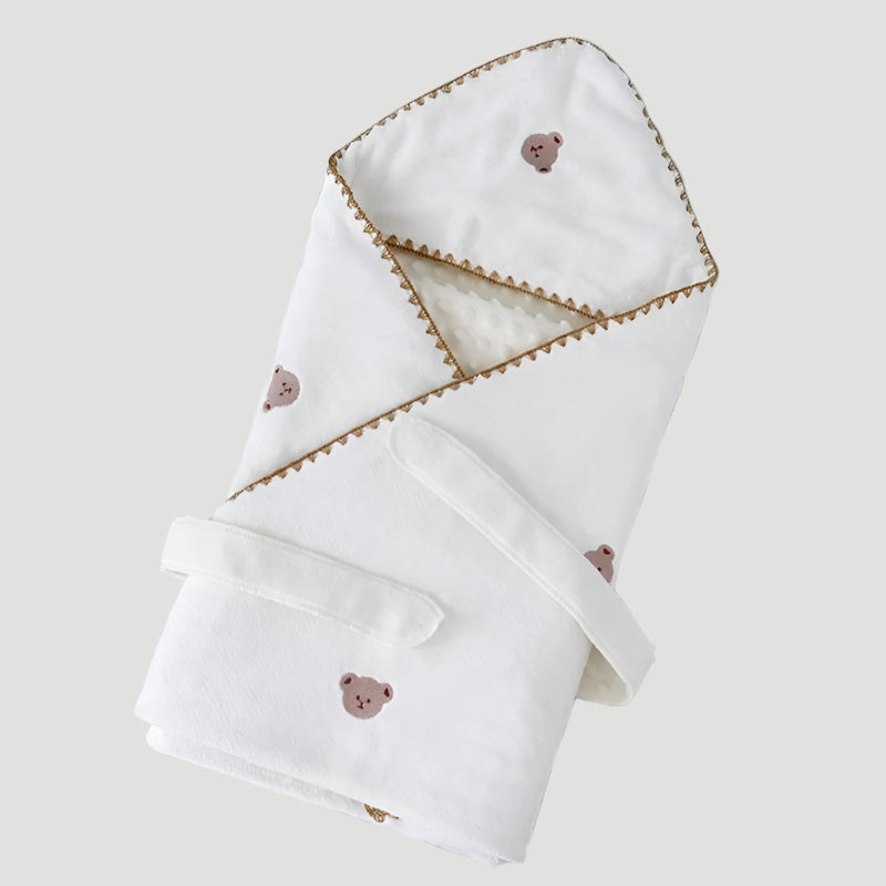 Nid-d'ange-enveloppant-ourson
