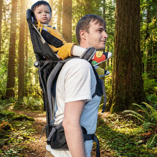 Papa avec porte bébé randonnée escapade