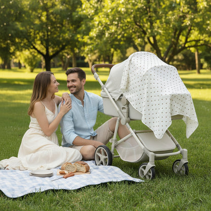 Parents au parc avec couverture d'emmaillotage bebe coeur d'or