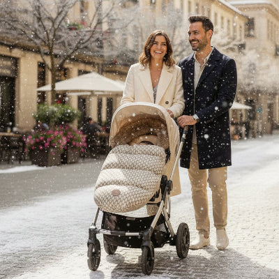Parents marchent en ville avec poupon dans chanceliere cozy alvéole abeille