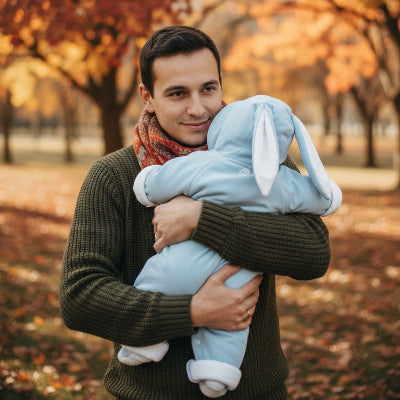 Père au parc avec combinaison bébé polaire lapereau bleu