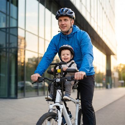 Père avec garçon sur porte bebe velo sécurisé