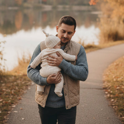 Père bord d'un lac avec combinaison bebe ours softy nuage