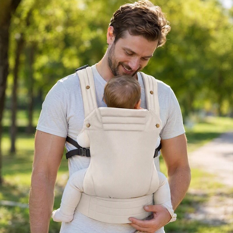 Père heureux avec kangourou porte bebe fusion