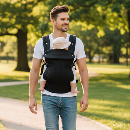 Père marche au parc avec porte bebe kangourou quatre saisons 