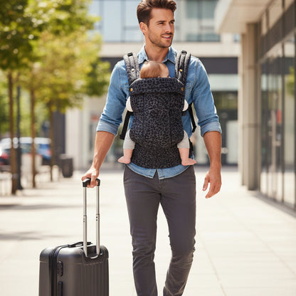 Père marche avec valise et porte bebe  ergonomique chouchou 