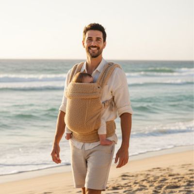 Père à la plage avec porte bebe kangourou douceur velouté