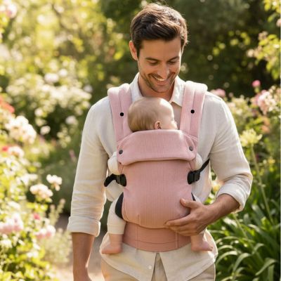 Père marche avec porte bebe kangourou velours côtelé