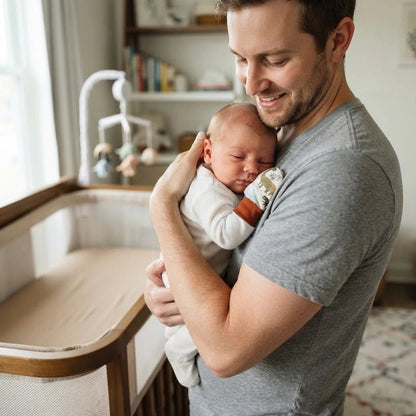 Père réconforte poupon avec moufles bebe doux trésor