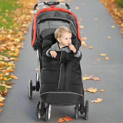Petit-garçon-assis-dans-chancelière-bébé-poussette-cocon-nomade