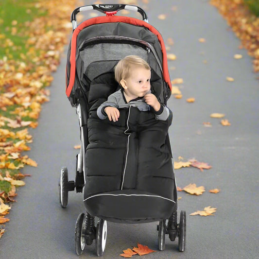 Petit-garçon-assis-dans-chancelière-bébé-poussette-cocon-nomade