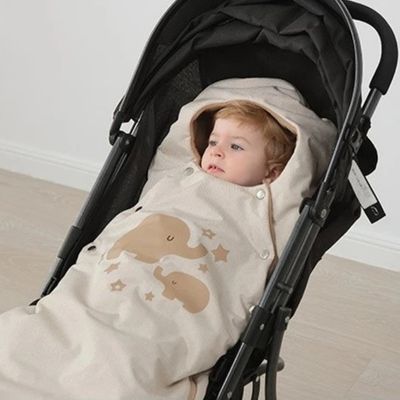 Petit garçon dans chancelière bébé cosy nid douillet
