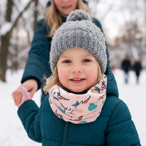 Petite fille avec tour de cou bébé licorne
