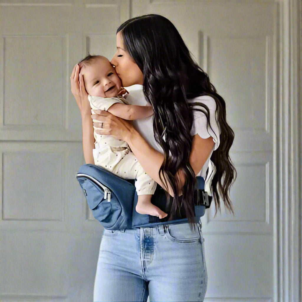Mère-embrasse-bébé-dans-porte-bebe-hanche-autonome