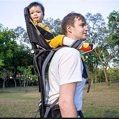 Balade-forêt-père-enfant-avec-porte-bébé-randonnée