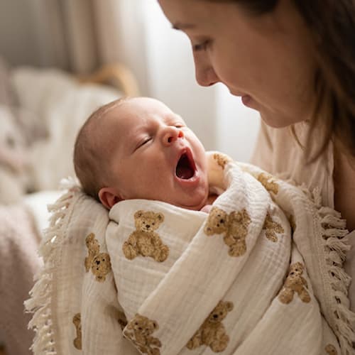 Poupon baille dans lange d emmaillotage ourson mignon