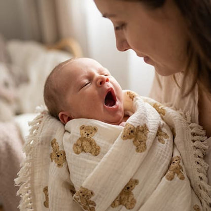 Poupon baille dans lange d emmaillotage ourson mignon