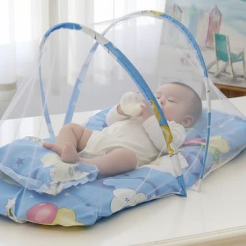 Poupon boit dans lit de voyage pour bébé ultraléger