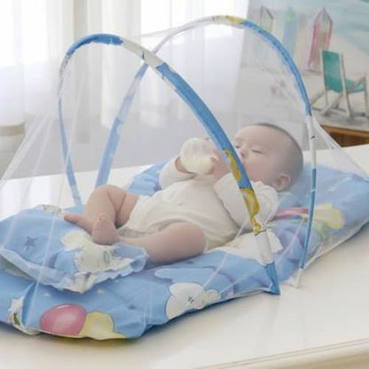Poupon boit dans lit de voyage pour bébé ultraléger