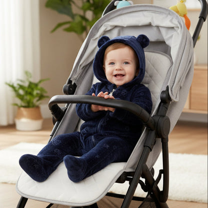 Poupon dans poussette avec bebe combinaison polaire bleu marine