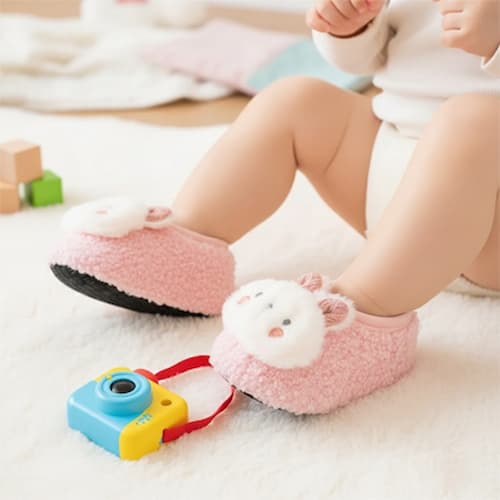 Poupon avec chausson bebe lapereau mignon couleur rose