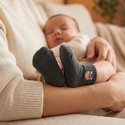 Poupon dort avec chaussette bebe patte d'ours