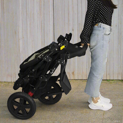 Mère-tient-dans-son-dos-poussette-3-roues-promenade-pliable