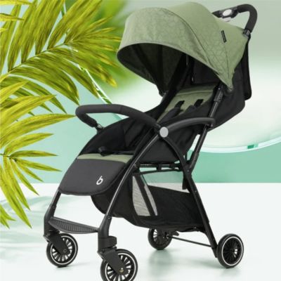 Poussette-pliable-mobile-ultra-pratique-près-de-palmier