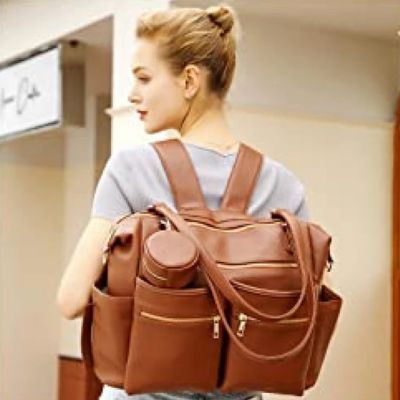 Femme-porte-sur-épaules-sac-à-dos-à-langer-sophistiqué-poids-équilibré