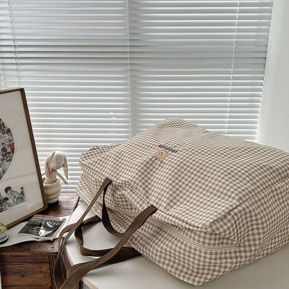 Sac-à-langer-bebe-fourre-tout-rangé-sur-table