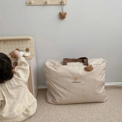 Fillette-joue-dans-cuisinière-à-côté-de-sac-à-langer-bebe-fourre-tout-grande-capacité