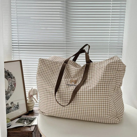 Sac-à-langer-bebe-fourre-tout-sur-table