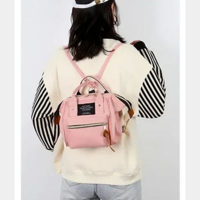 Femme-porte-sur-dos-sac-à-dos-à-langer-coquet-portage-léger