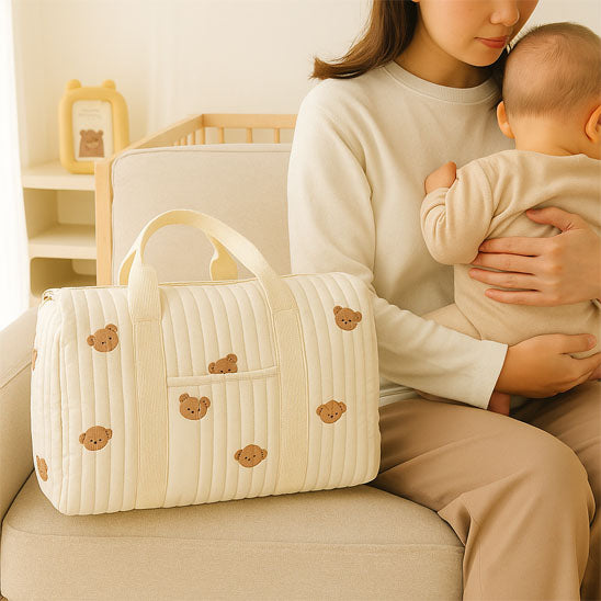 Sac-à-langer-maternité-mère-réconforte-bébé
