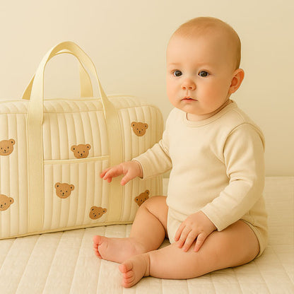 Bébé-assis-devant-sac-à-langer-maternité