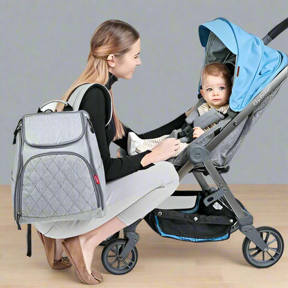 Mère-regarde-enfant-dans-poussette-avec-sac-à-langer-sac-à-dos-mobile-sur-son-épaule