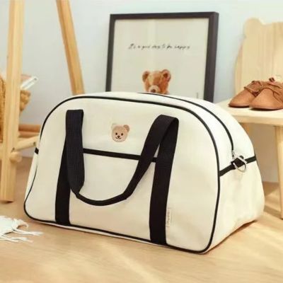 Sac-à-langer-simplicité-noir-avec-souliers-et-accessoires-enfants