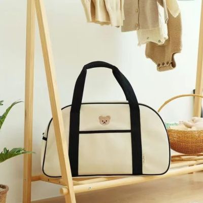 Sac-à-langer-simplicité-noir-dans-support-linge-enfant